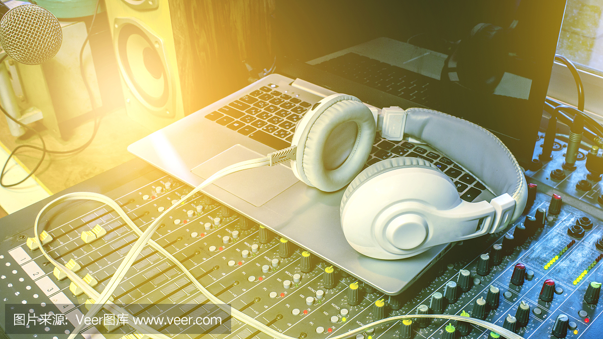 在錄音室監(jiān)聽耳機(jī)。