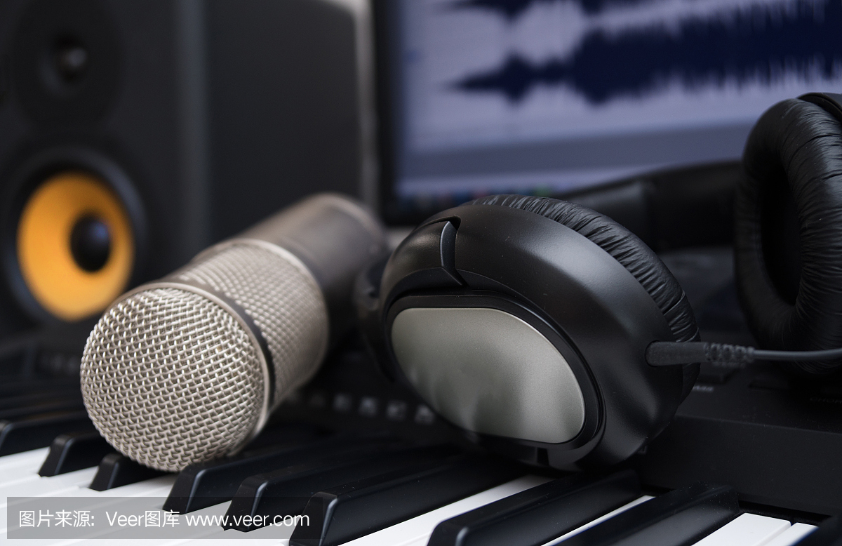 混頻器,電容麥克風和專業監視器。家庭音樂工作室的概念。